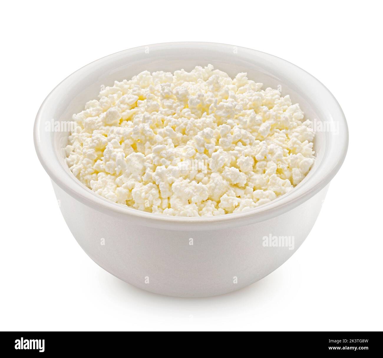 Bol de fromage cottage isolé sur fond blanc Banque D'Images