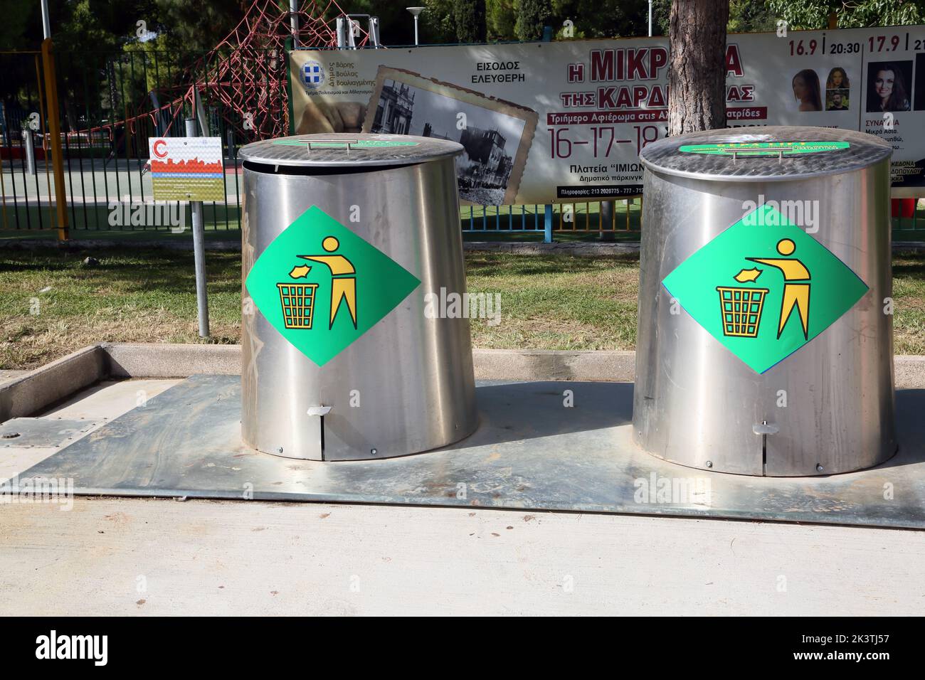 Vouliagmeni Athènes Grèce Thiseos Street poubelle de recyclage de pédales en acier inoxydable Banque D'Images