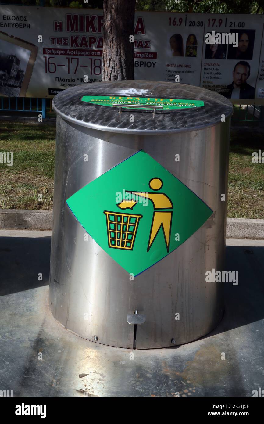 Vouliagmeni Athènes Grèce Thiseos Street poubelle de recyclage de pédales en acier inoxydable Banque D'Images
