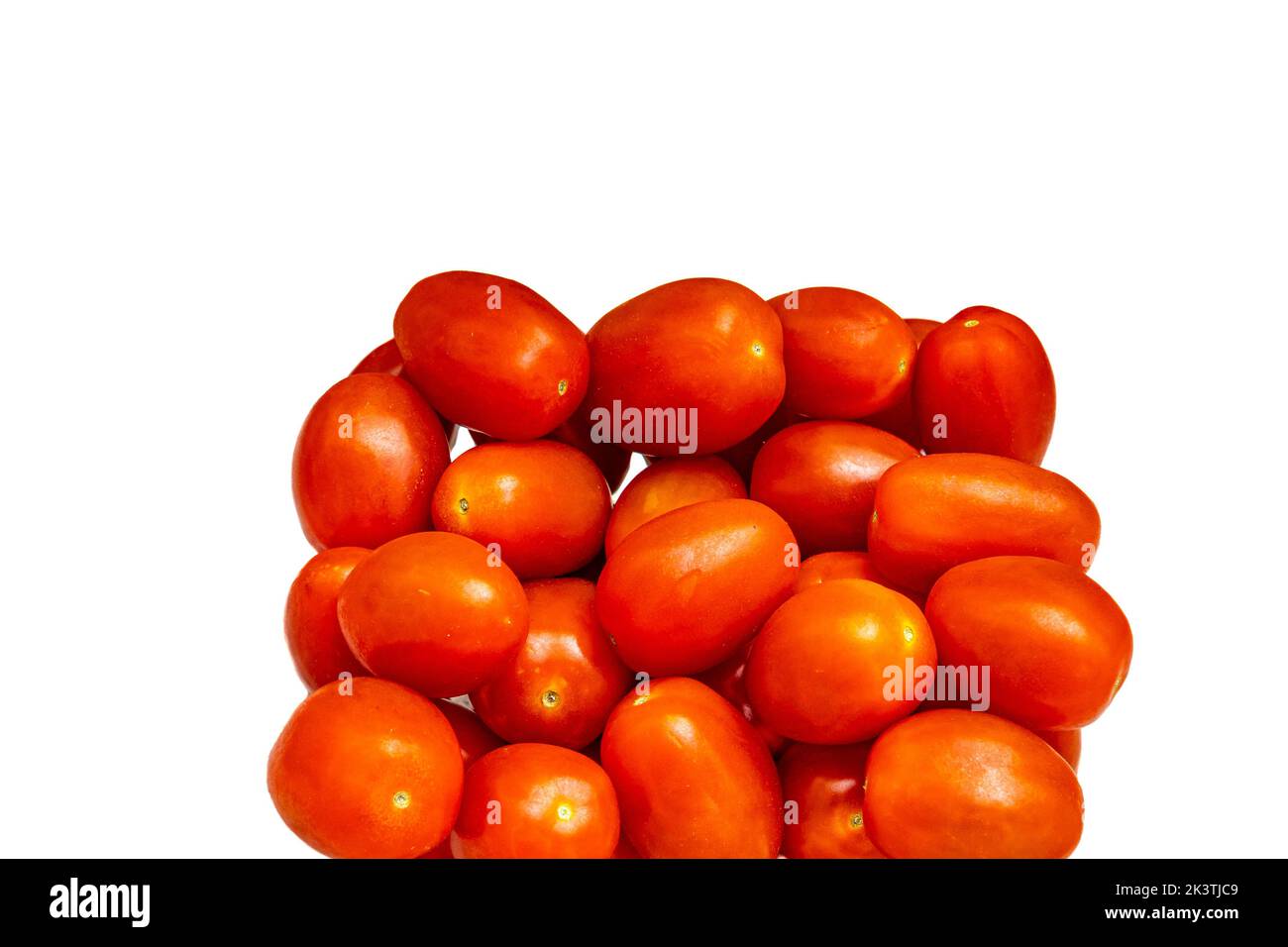 Groupe de tomates cerises fraîches sur fond de studio blanc, délicieux légumes biologiques dans le jardin. Concept de bio, biologique an Banque D'Images