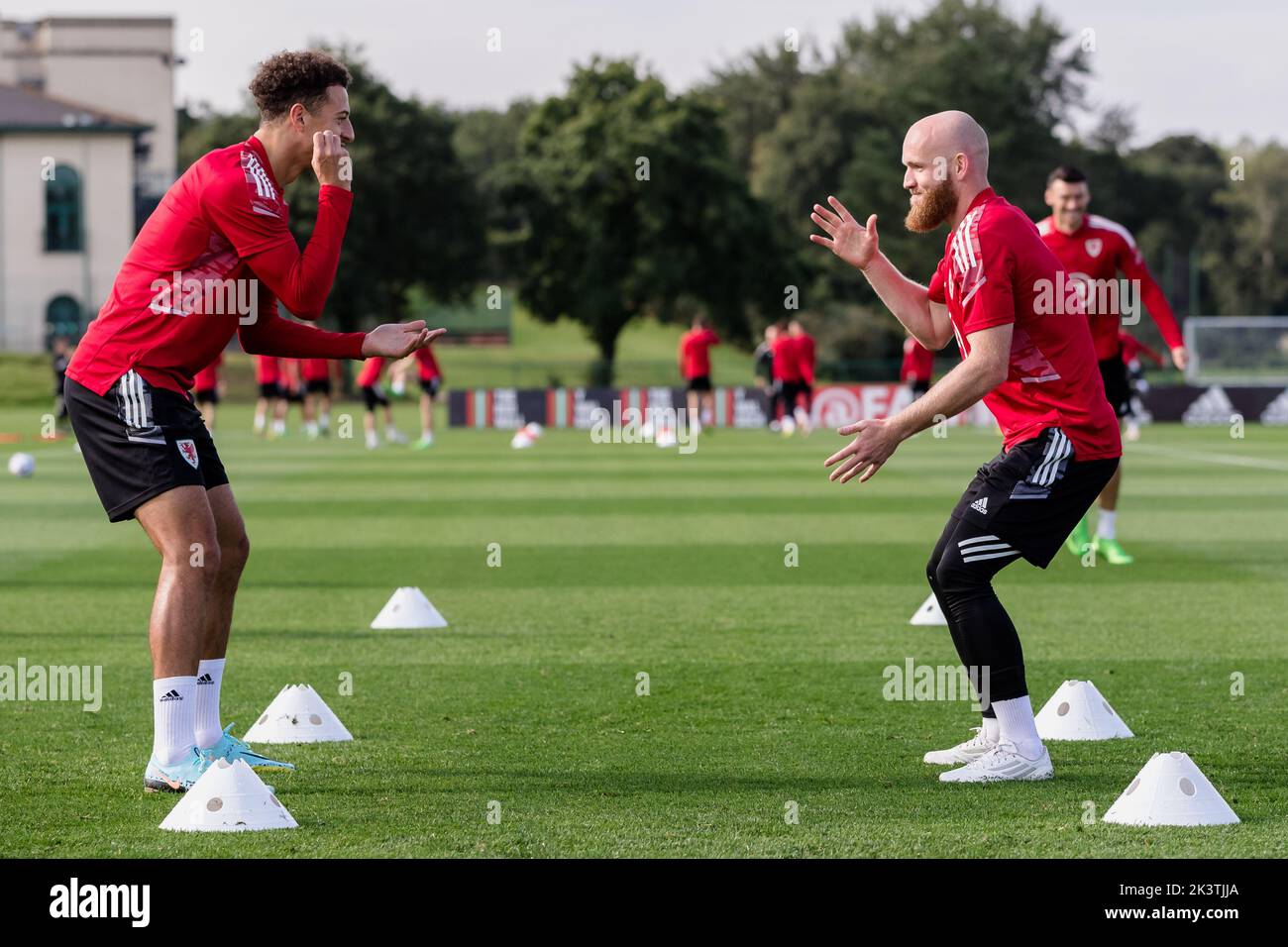 PONTYCLUN, PAYS DE GALLES - 20 SEPTEMBRE 2022 : Ethan Ampadu et Jonny Williams au pays de Galles lors d'une séance d'entraînement au complexe de vale en amont de la ligue Banque D'Images