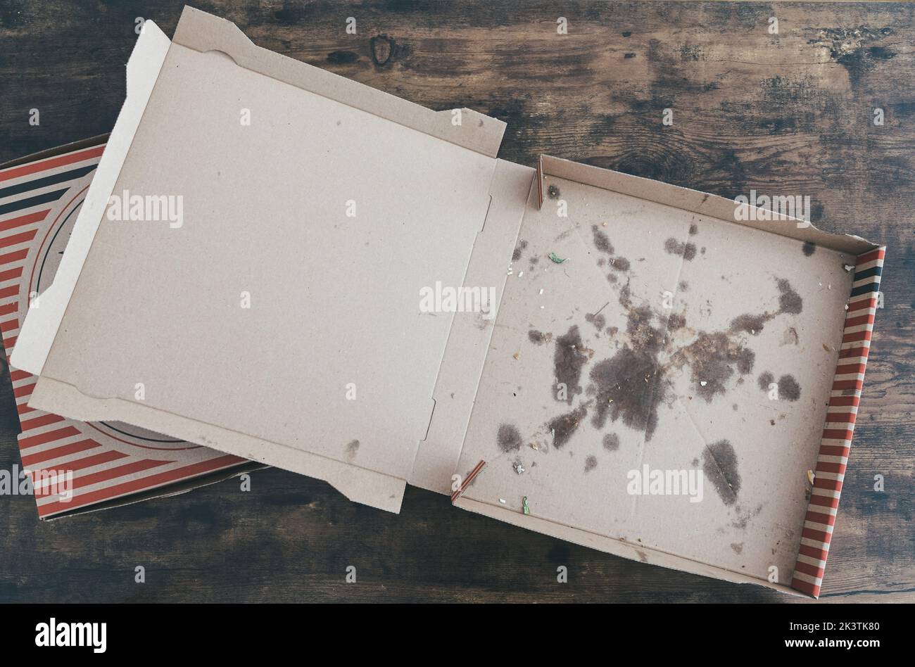 vue en haut des boîtes de livraison de pizzas en carton coloré vides sur une table en bois rustique Banque D'Images