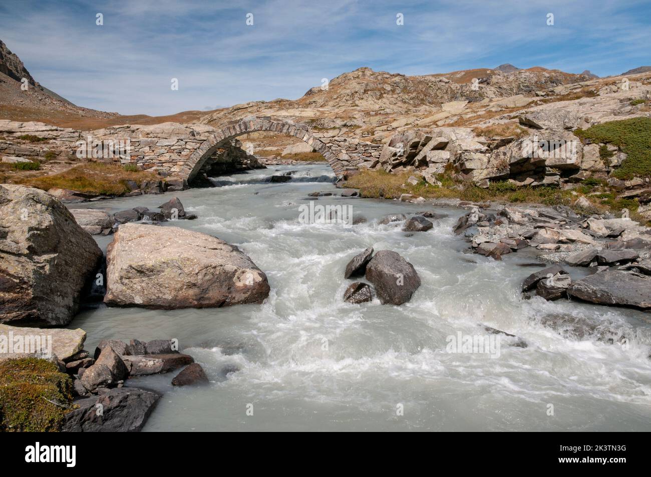 Pont romain voûté au-dessus de la rivière la Reculaz, Plan des Evettes, haute-Maurienne, chaîne de montagnes Vanoise, Bonneval-sur-Arc, Savoie (73), Auvergne-Rhon Banque D'Images