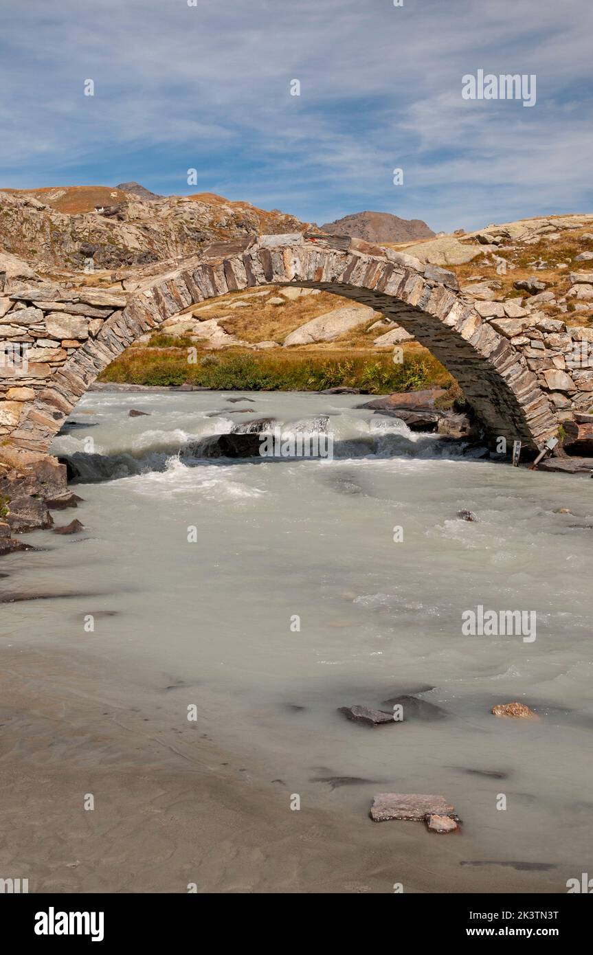 Pont romain voûté au-dessus de la rivière la Reculaz au Plan des Evettes, haute-Maurienne, chaîne de montagnes de la Vanoise, Bonneval-sur-Arc, Savoie (73), Auvergne-RH Banque D'Images