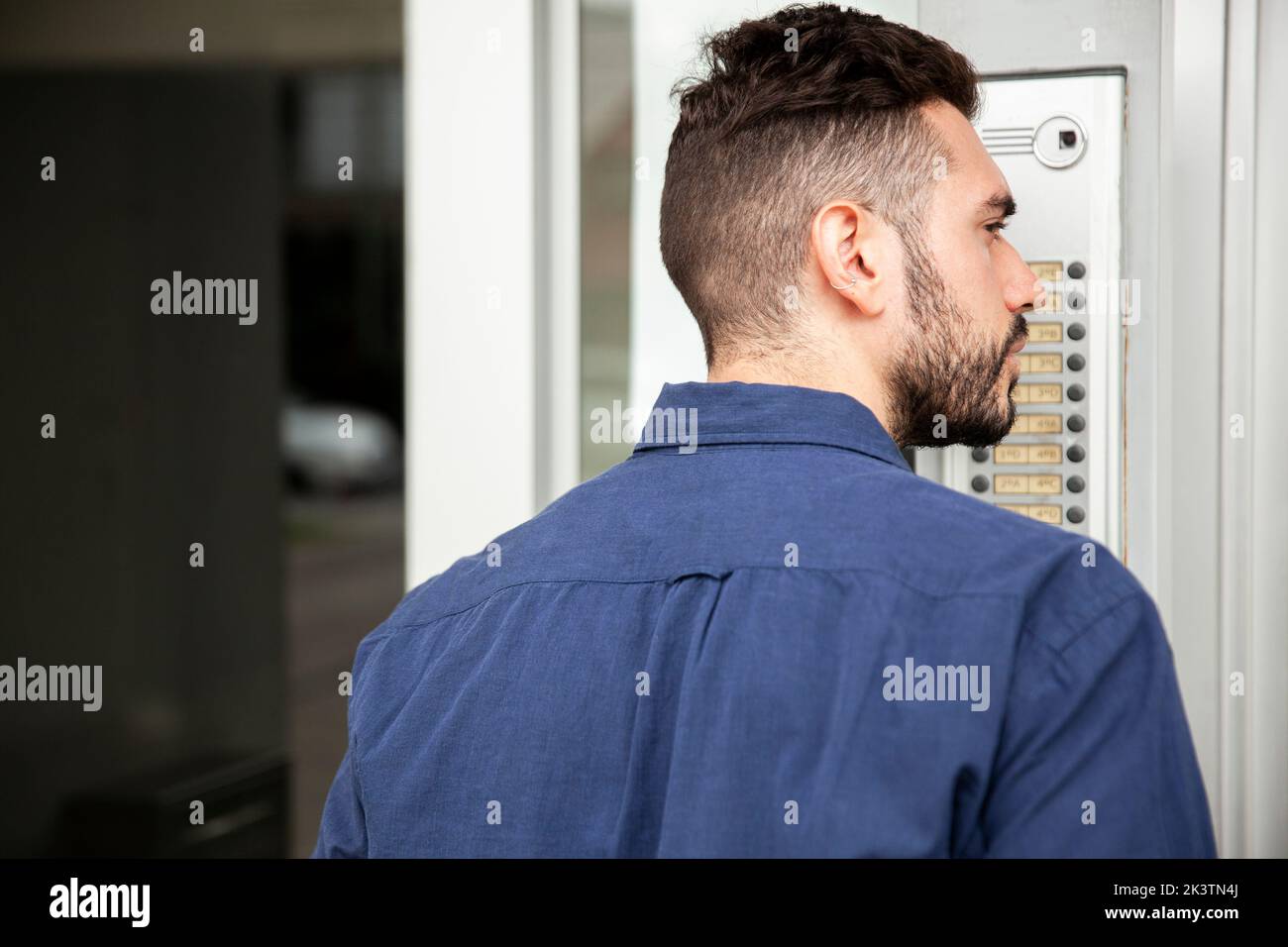 Liveur debout sur la porte en attendant d'être assisté Banque D'Images