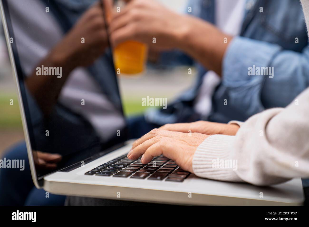 Gros plan sur la saisie des mains d'une femme sur le clavier d'un ordinateur portable Banque D'Images