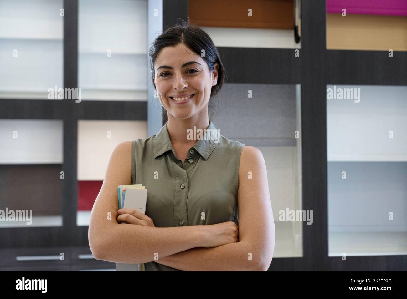 Portrait mi-shot de femme d'affaires réussie de décoration latino-américaine posant dans son studio Banque D'Images