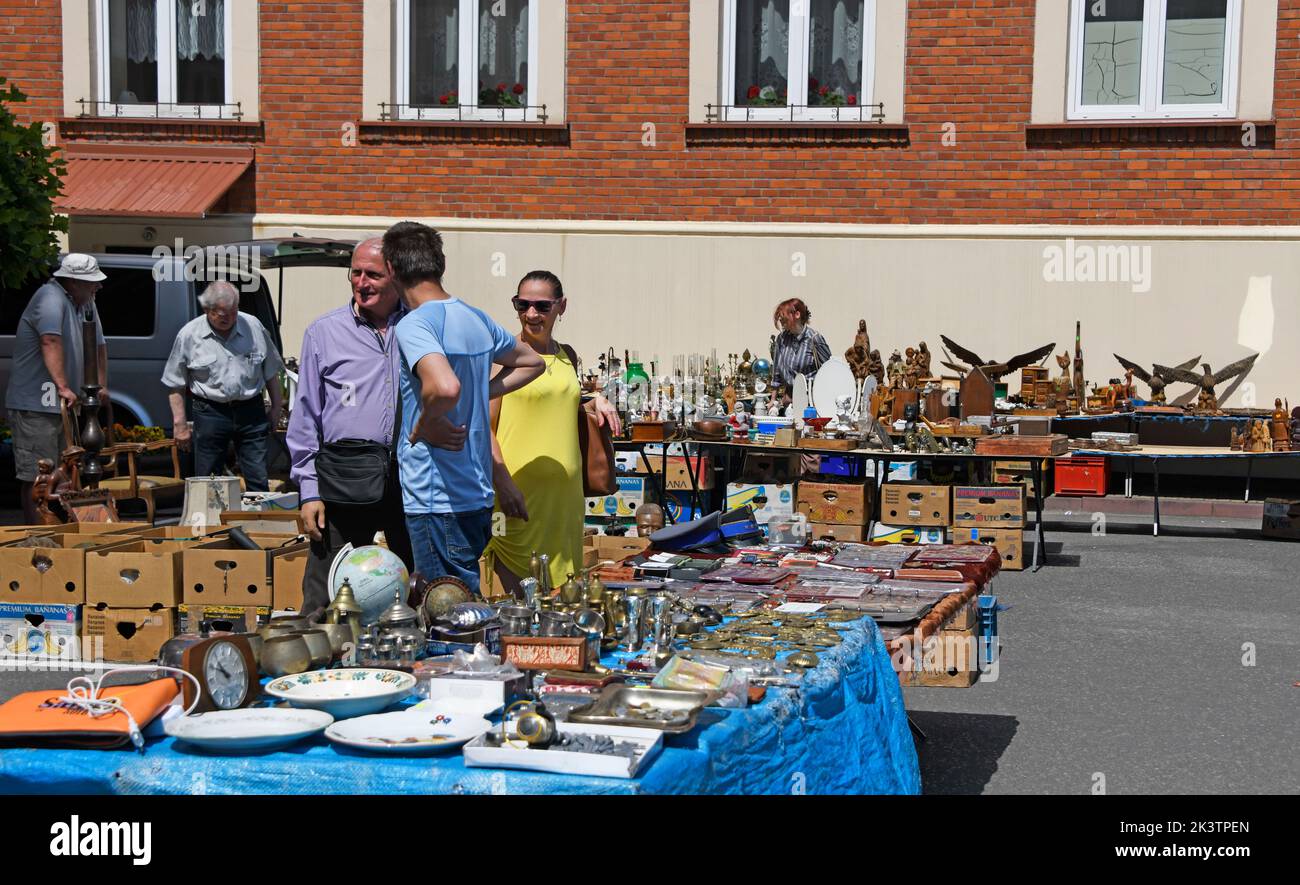 Personnes regardant des antiquités à la foire, Rzeszow, Pologne Banque D'Images