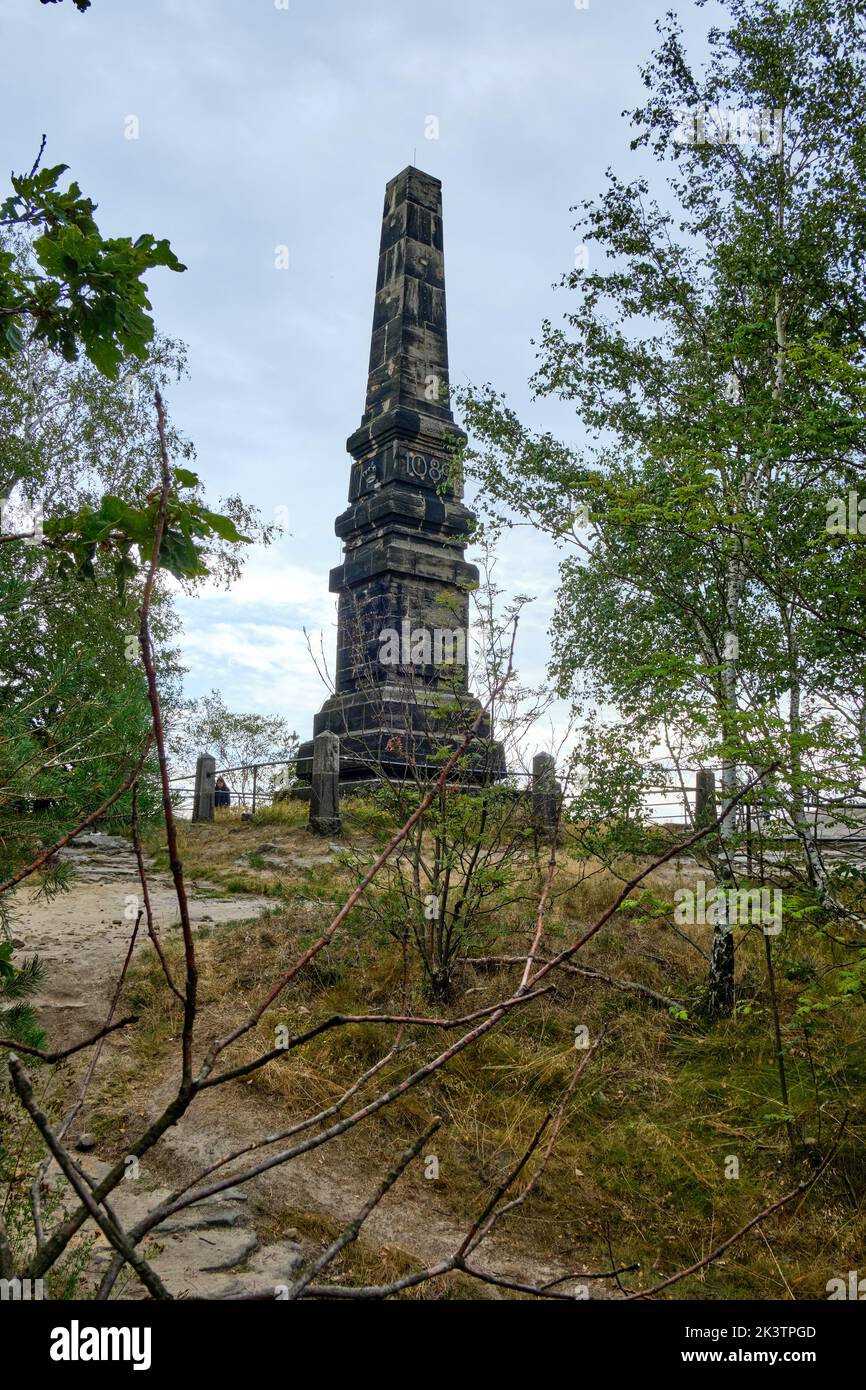 Ce que l'on appelle l'Obélisque de Wettin sur la montagne de Lilienstein pour célébrer le 800th anniversaire de la Maison de Wettin en 1889, Suisse saxonne Allemagne. Banque D'Images