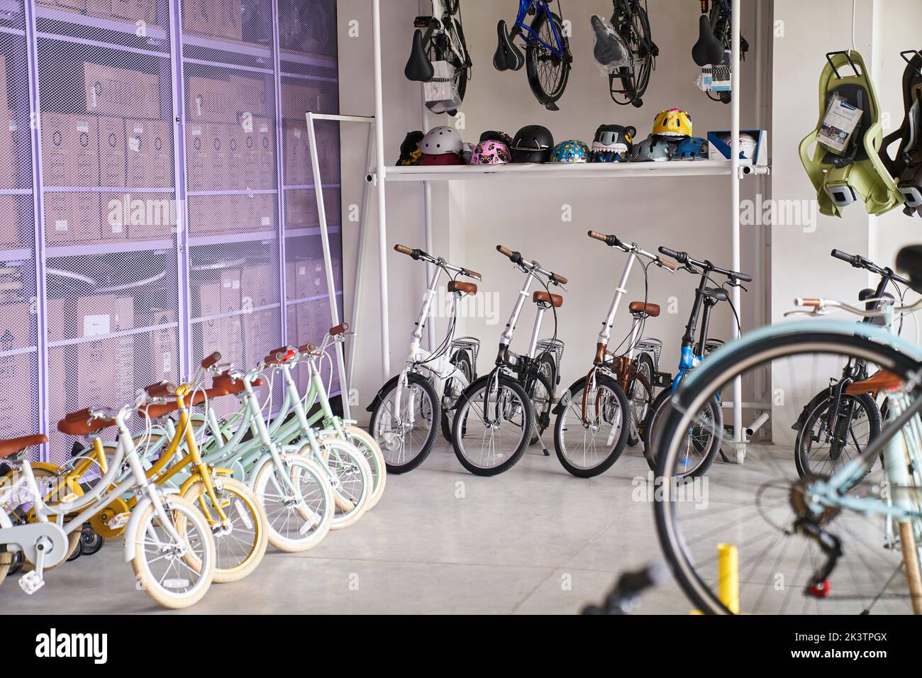 Photo de l'intérieur d'une boutique de vélos avec des vélos exposés Banque D'Images