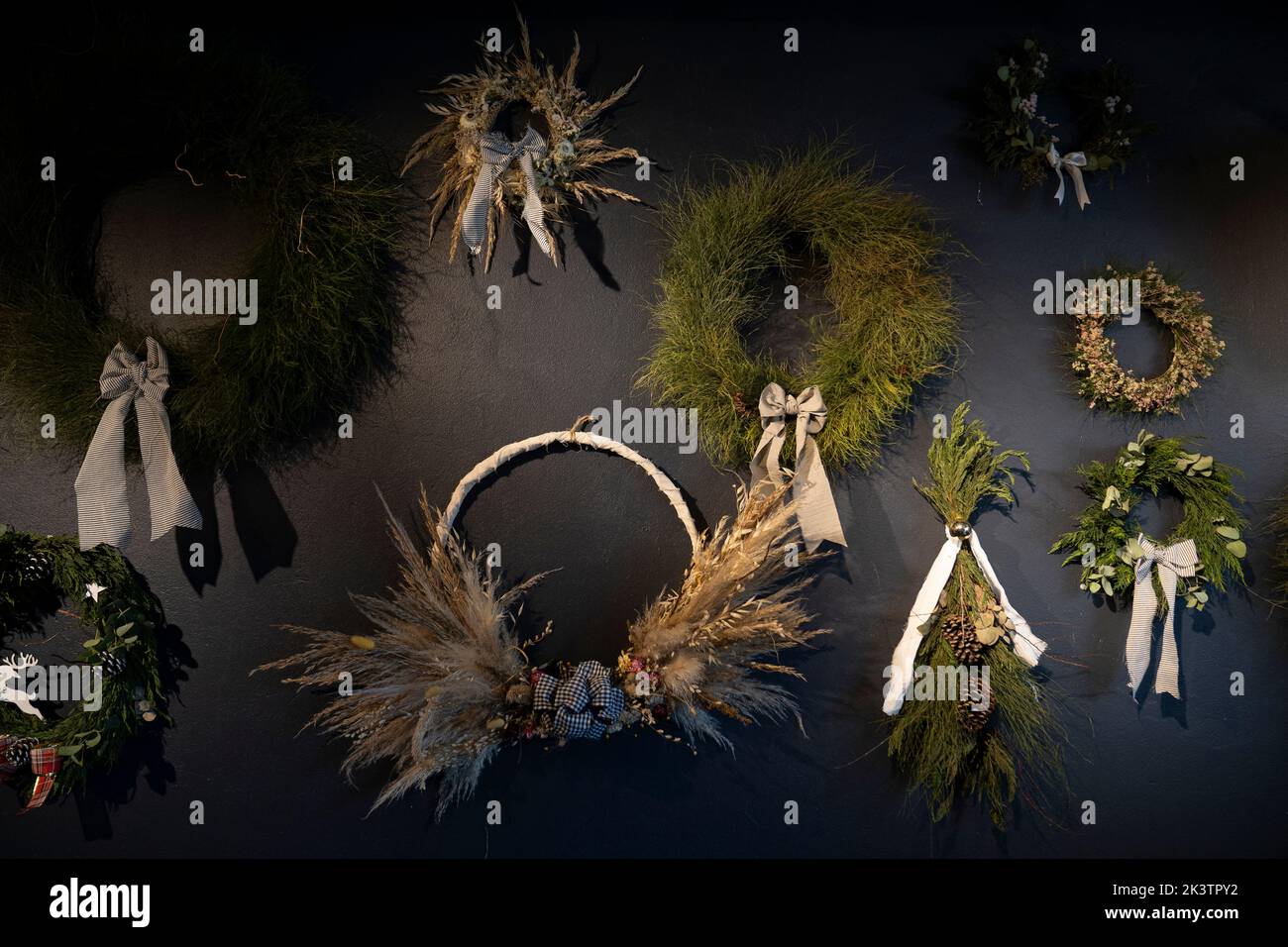Vue générale sur les couronnes fleuries et les bouquets de fleurs séchées Banque D'Images