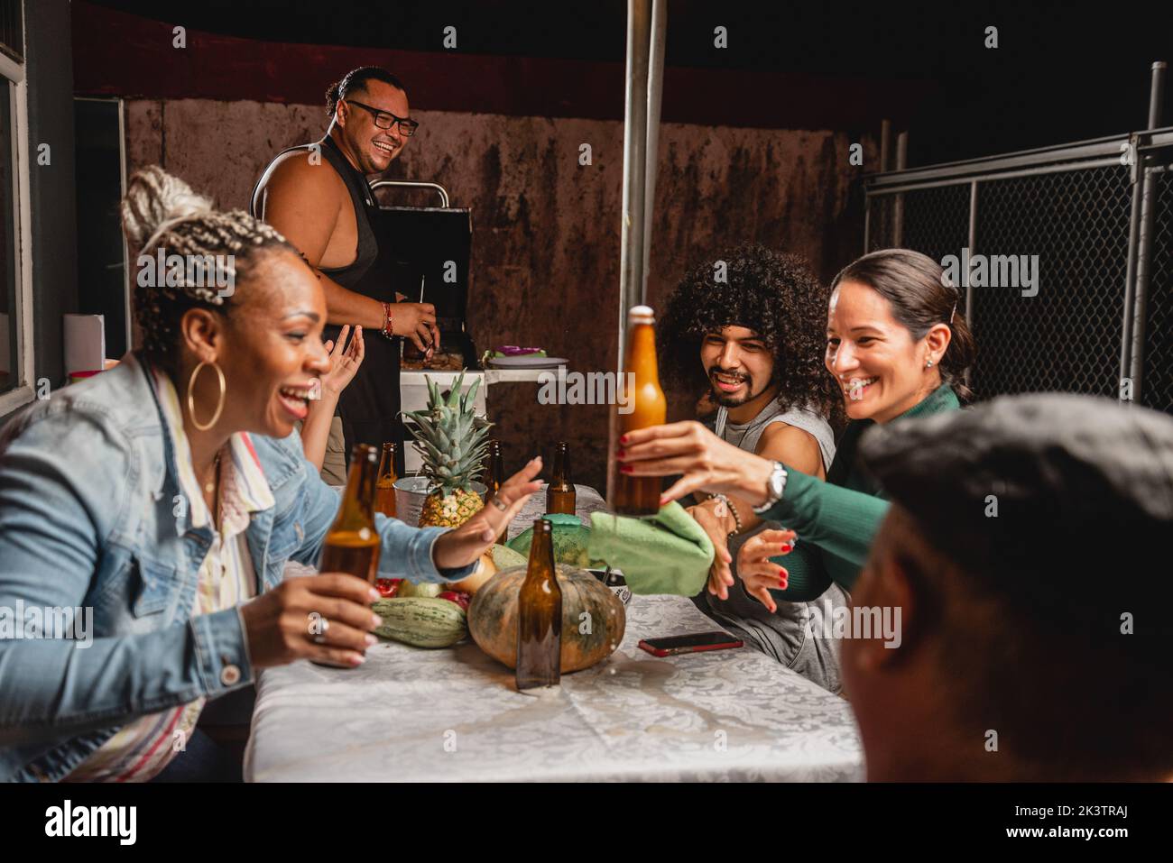 Personnes assises en train de boire un verre en terrasse en souriant et ...