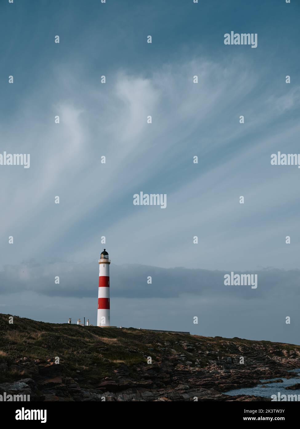 Mare's queues sur un nuage de cirrus au-dessus de Tarbat Ness Lighthouse, Tarbat Ness, Tain & Easter Ross, Cromartyshire, Écosse Royaume-Uni - nuages paysage de ciel Banque D'Images