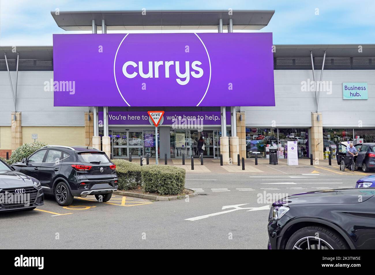 Currys Electrical retailer Business avec grand logo violet Canopy et entrée au magasin de détail parking client gratuit Lakeside Grays Essex Royaume-Uni Banque D'Images