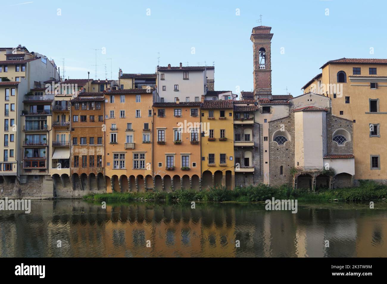 FLORENCE, ITALIE - 18 SEPTEMBRE 2019 : ce sont des maisons médiévales historiques le long de l'Arno. Banque D'Images