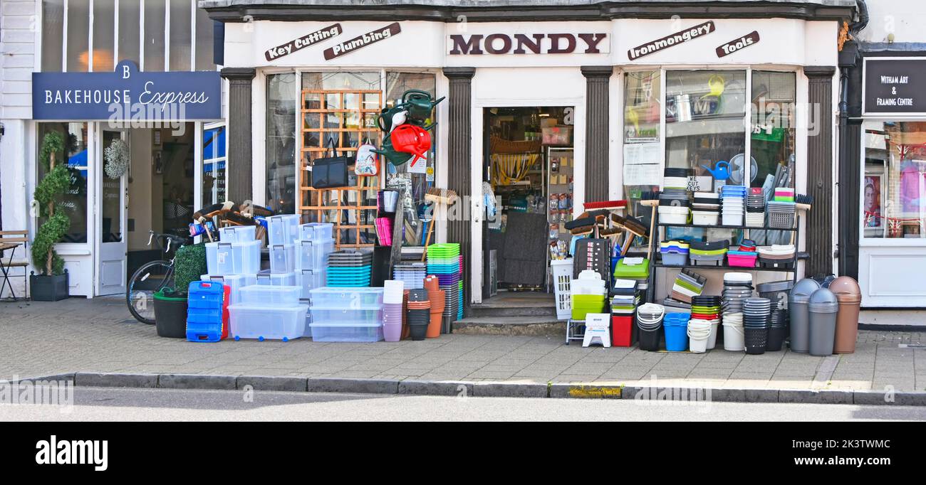 Boutique vue de face magasin indépendant traditionnel de quincaillerie avec biens et services à vendre sur la chaussée et dans les fenêtres Witham Essex Angleterre Banque D'Images