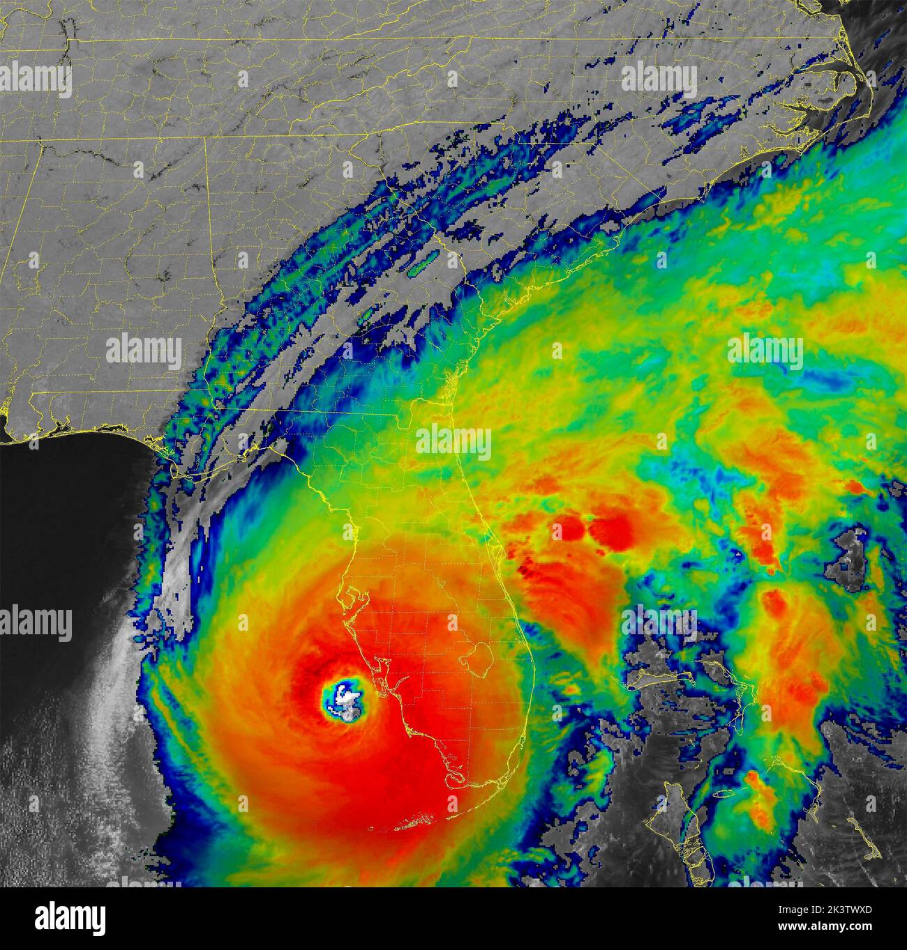MODIS NOAA, orbite terrestre. 28th septembre 2022. MODIS NOAA, ORBITE TERRESTRE. 28 septembre 2022. L'ouragan Ian a montré avec une coloration indiquant la menace du vent et de la pluie alors qu'il se rapproche de la région de Port Charlotte sur la côte ouest de la Floride comme une tempête dangereuse de catégorie 4, comme le montre le satellite GEOS NOAA, 28 septembre 2022 dans l'orbite de la Terre. Crédit : GEOS NOAA/NOAA/Alay Live News Banque D'Images