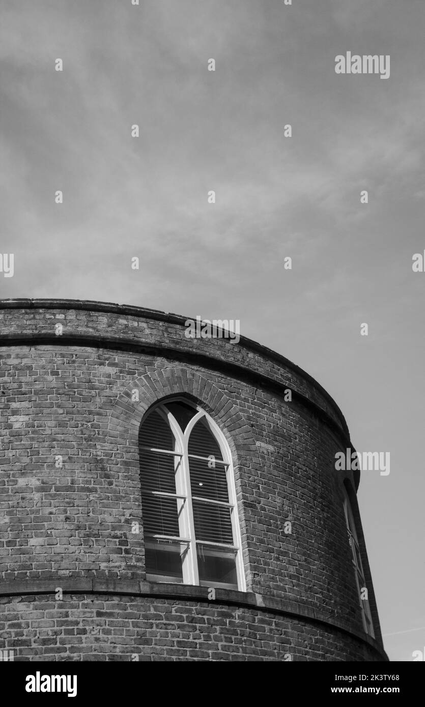 Une image en noir et blanc d'un bâtiment arrondi. Banque D'Images