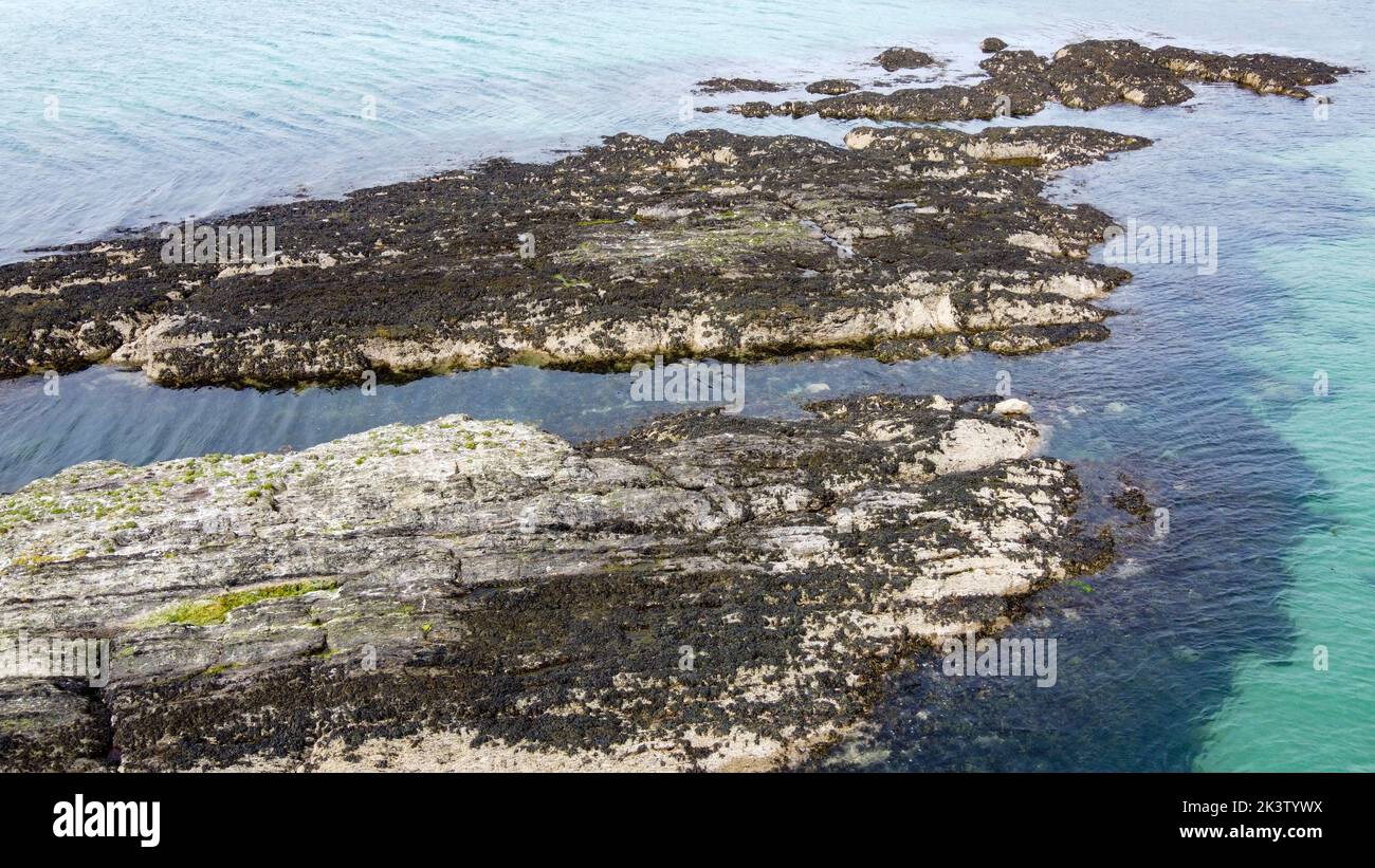 Un récif océanique. Grands rochers dans la mer, vue de dessus. Rochers de mer dans l'océan Atlantique nord. Banque D'Images