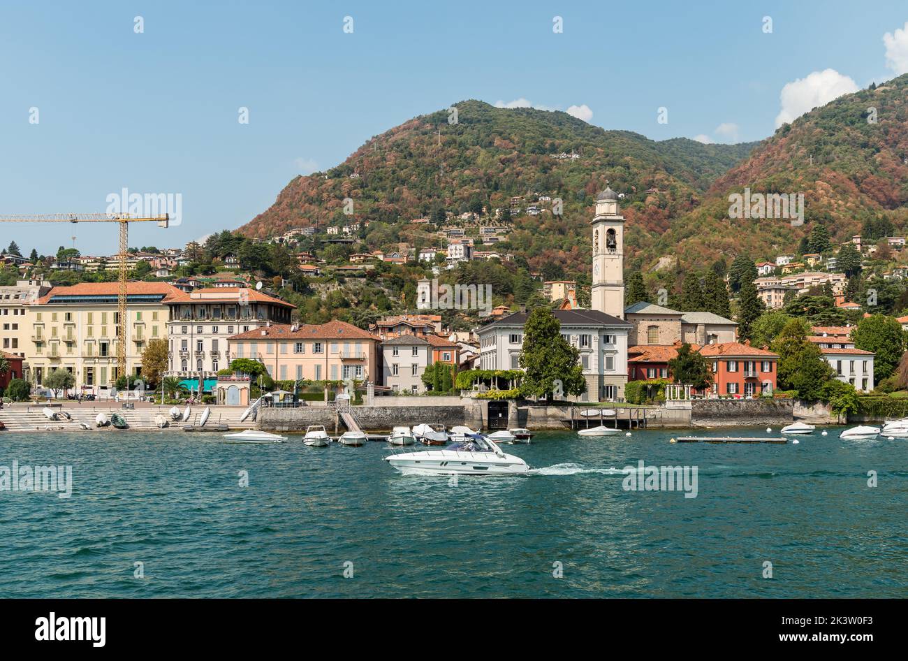 Vue sur le lac de Cernobbio, la station balnéaire populaire sur les rives du lac de Côme, Lombardie, Italie Banque D'Images