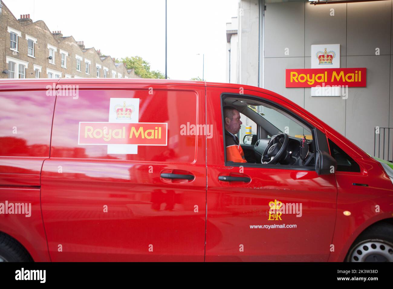 Londres, Royaume-Uni, 28 septembre 2022 : Royal Mail Vans au bureau de tri de Mount Pleasant à Londres. Le Syndicat des travailleurs de la communication (CWU) a annoncé une série de grèves postales à la suite d'un vote du personnel, qui n'est pas satisfait de la rémunération et des conditions offertes par la direction. Anna Watson/Alay Live News Banque D'Images