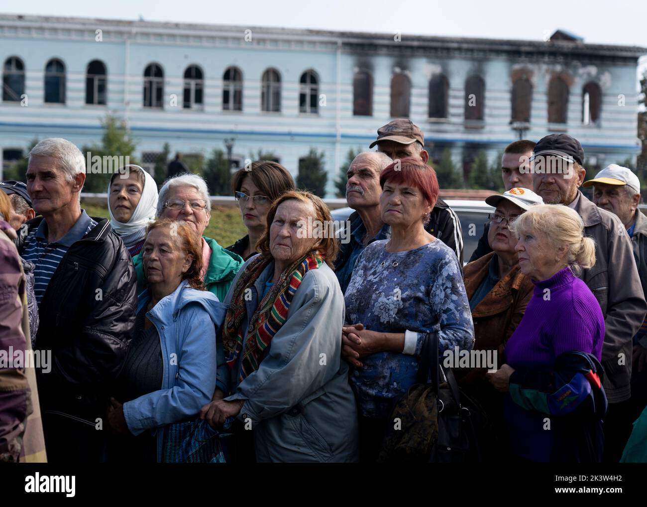 Les résidents d'Izyum sont en attente d'aide humanitaire. Il y a trois semaines, les troupes ukrainiennes ont libéré Izyum et d'autres zones stratégiques clés de la région de Kharkiv. Les résidents retournent lentement à la normalité malgré des signes d'occupants russes toujours dans la ville et la ville reste à court d'eau, d'électricité et de gaz. Banque D'Images