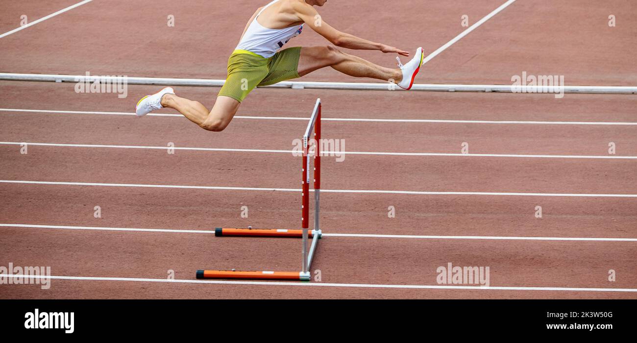 athlète masculin qui joue à 400 mètres d'haies au stade Banque D'Images