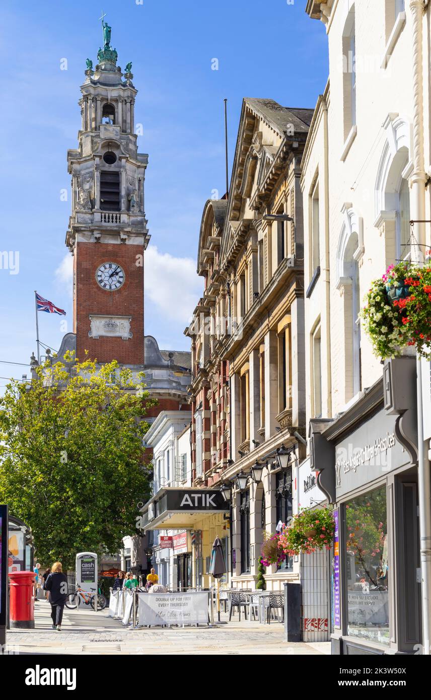 Magasins de Colchester High Street et hôtel de ville de Colchester Centre-ville de Colchester Essex Angleterre GB Europe Banque D'Images