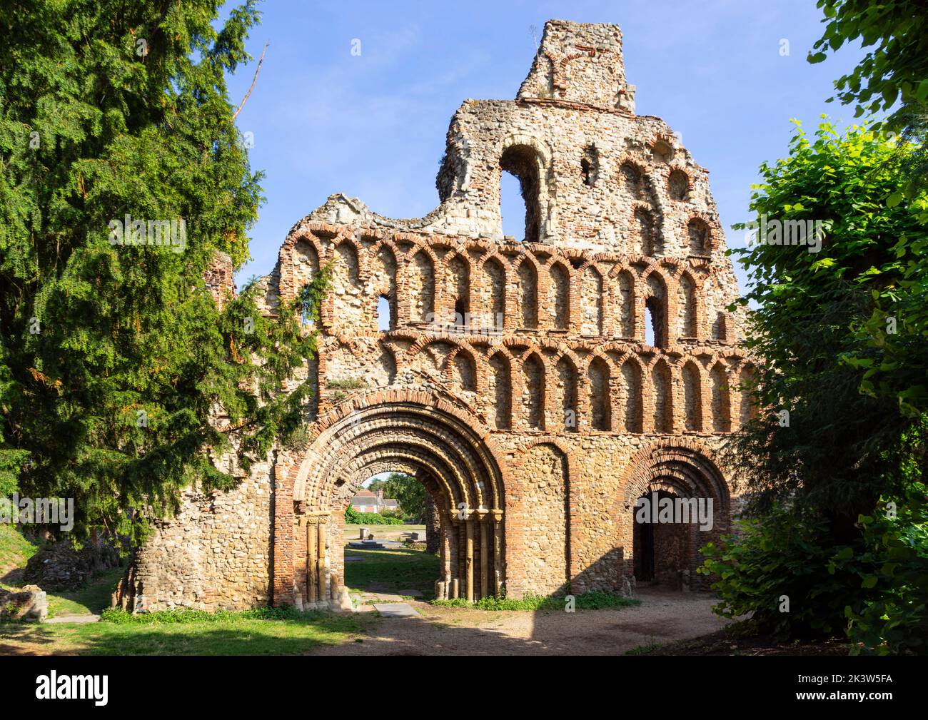 Une porte de grâce en ruine dans les ruines du Prieuré de Saint-Botolph une église médiévale du Prieuré ou la maison des canons Augustins Colchester Essex Angleterre GB Europe Banque D'Images