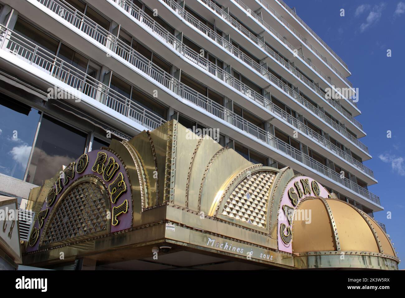 Vue latérale abstraite sur le célèbre Casino Ruhl et les appartements environnants situés sur la Promenade des Anglais à Nice, sur la côte d'Azur. Banque D'Images