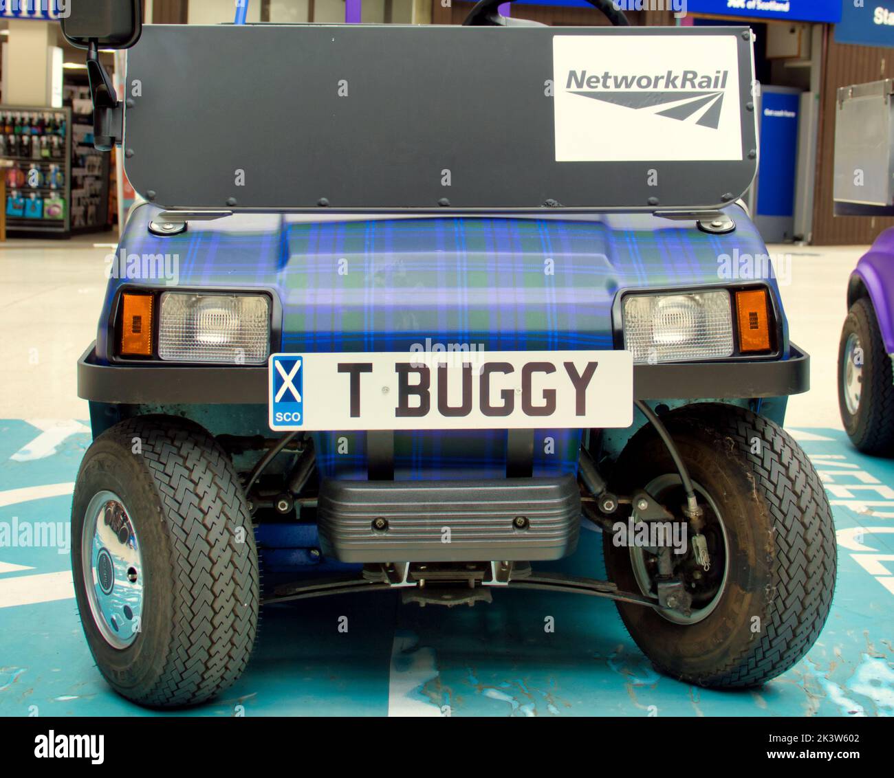 buggies électriques fournissant une assistance à la mobilité aux clients de la gare ventrale de Glasgow Glasgow, Écosse, Royaume-Uni Banque D'Images