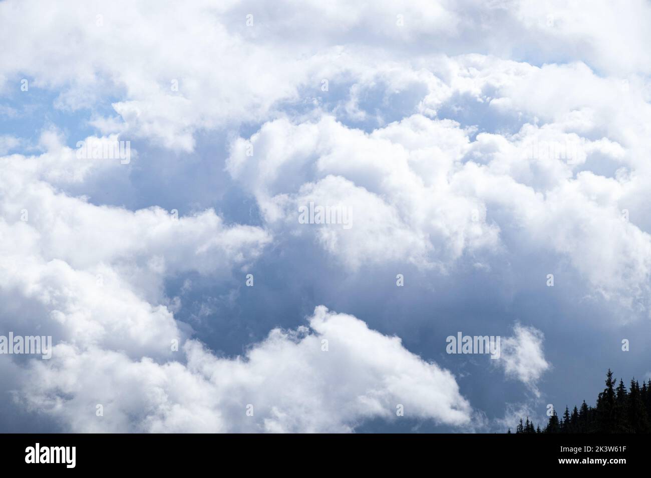 Nuages dans le ciel vue depuis les montagnes dans les Carpates en Ukraine, nuages comme un fond Banque D'Images