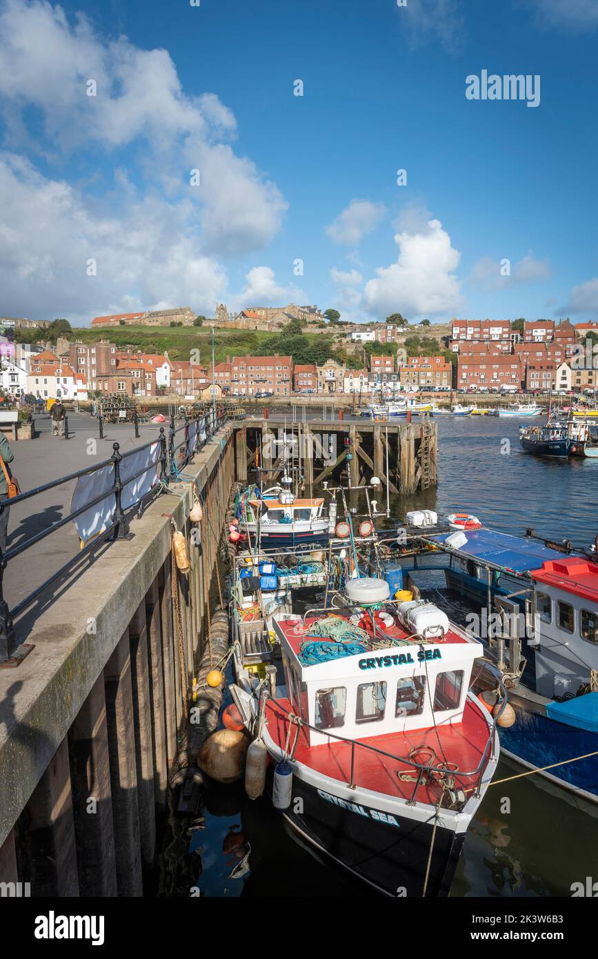 Port et ville balnéaire de Whitby dans le North Yorkshire, Royaume-Uni Banque D'Images