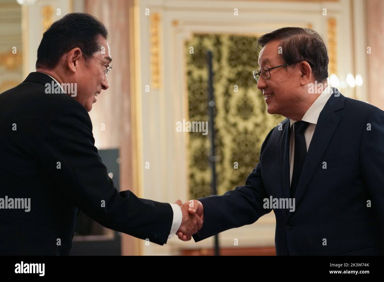 Tokyo, Japon. 27th septembre 2022. WAN Gang (R), représentant du gouvernement chinois et vice-président du Comité national de la Conférence consultative politique du peuple chinois, tremble avec le Premier ministre japonais Fumio Kishida lors de la cérémonie d'appréciation organisée par le gouvernement japonais et la famille de l'ancien Premier ministre japonais Shinzo Abe à Tokyo, au Japon, 27 septembre 2022. Credit: Zhang Xiaoyu/Xinhua/Alay Live News Banque D'Images