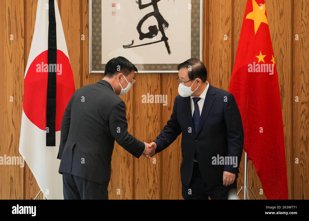 Tokyo, Japon. 28th septembre 2022. WAN Gang (R), représentant du gouvernement chinois et vice-président du Comité national de la Conférence consultative politique du peuple chinois, rencontre le secrétaire général du Cabinet japonais, Hirokazu Matsuno, à Tokyo, au Japon, le 28 septembre 2022. Credit: Zhang Xiaoyu/Xinhua/Alay Live News Banque D'Images
