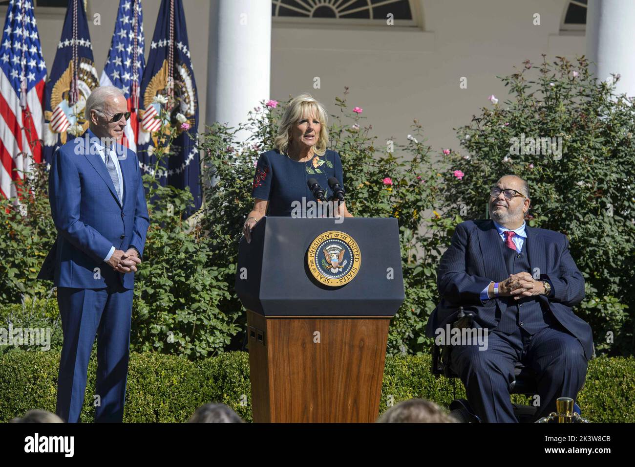 Washington, États-Unis. 28th septembre 2022. Le président Joe Biden et le maire de Bowie, Maryland Timothy Adams regardent comme la première dame Jill Biden parle lors d'un événement célébrant la Loi sur les Américains avec déficiences (ADA) et pour marquer le mois de la fierté des personnes handicapées dans le jardin des roses de la Maison Blanche à Washington, DC mercredi, 28 septembre 2022. Photo de Bonnie Cash/UPI Credit: UPI/Alay Live News Banque D'Images