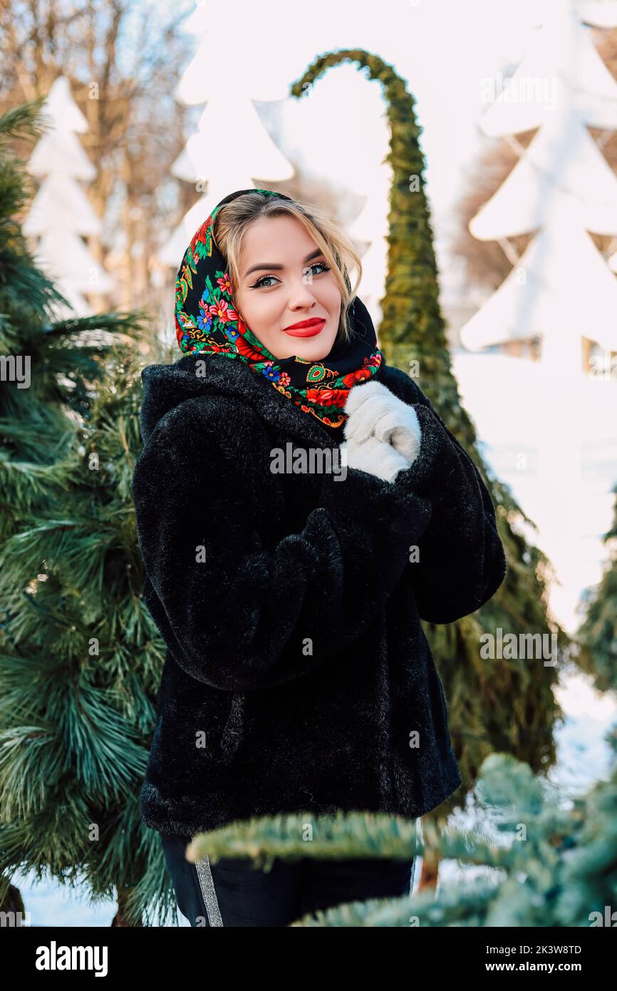 Belle femme ukrainienne dans un foulard national Banque D'Images