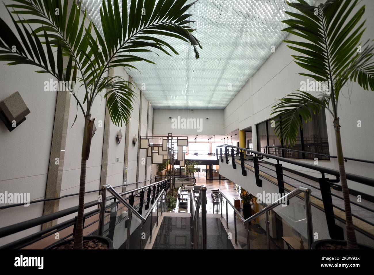 Entrée. Escalier d'entrée de luxe au Brésil avec main courante au plafond et végétation naturelle tropicale. Panoramique. Grand angle, Brésil, Sud Banque D'Images