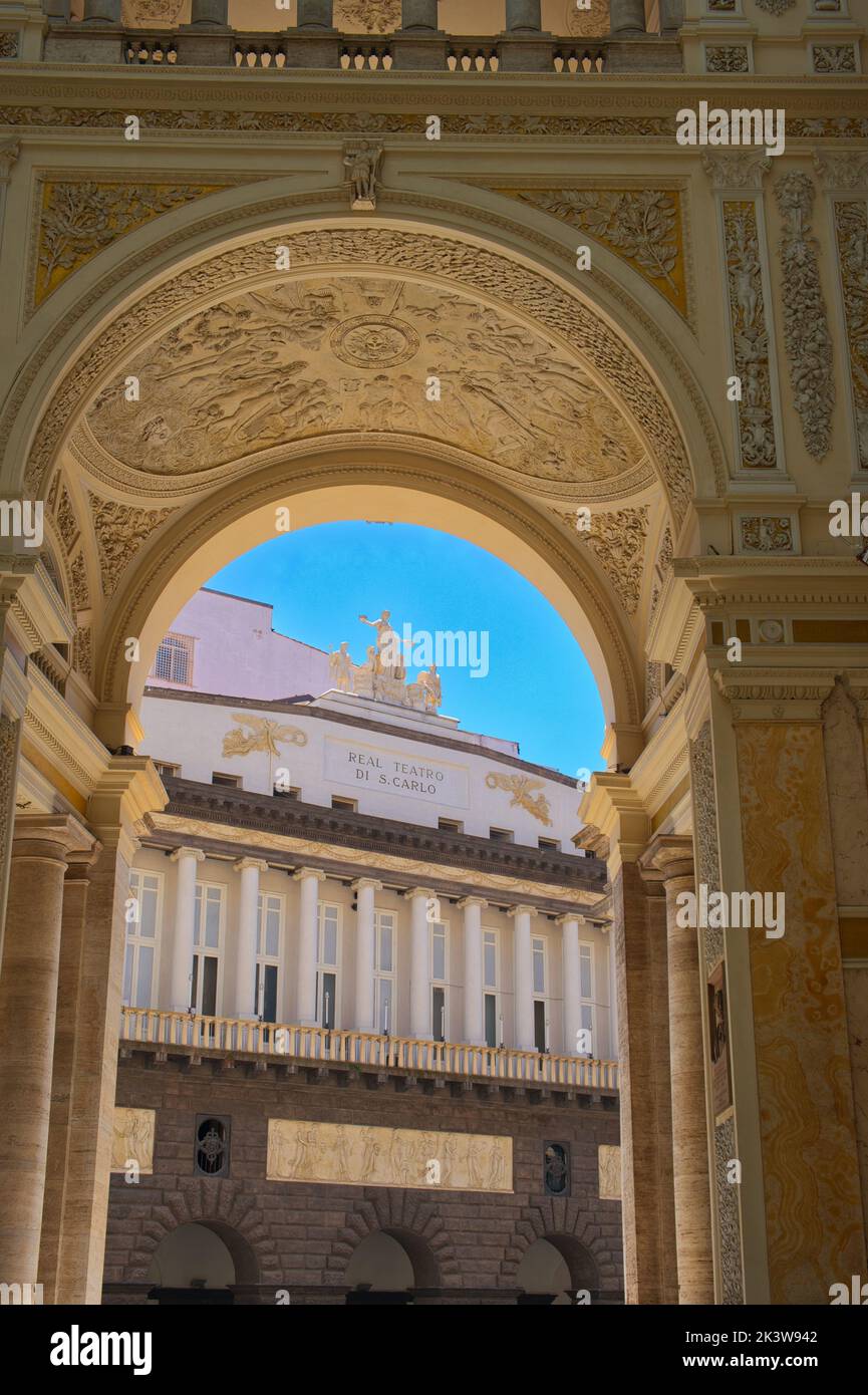 Un cliché vertical du Teatro di San Carlo à Naples, en Italie Banque D'Images