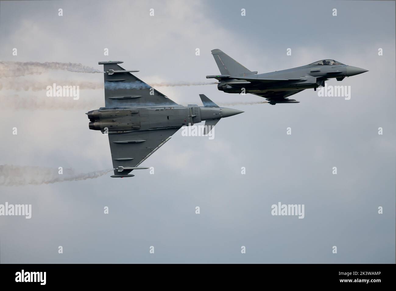 Gros plan de deux Eurofighters Typhoon dans différentes attitudes de vol côte à côte lors de la présentation de l'air show comme concept de défense de la force aérienne de l'espace aérien Banque D'Images