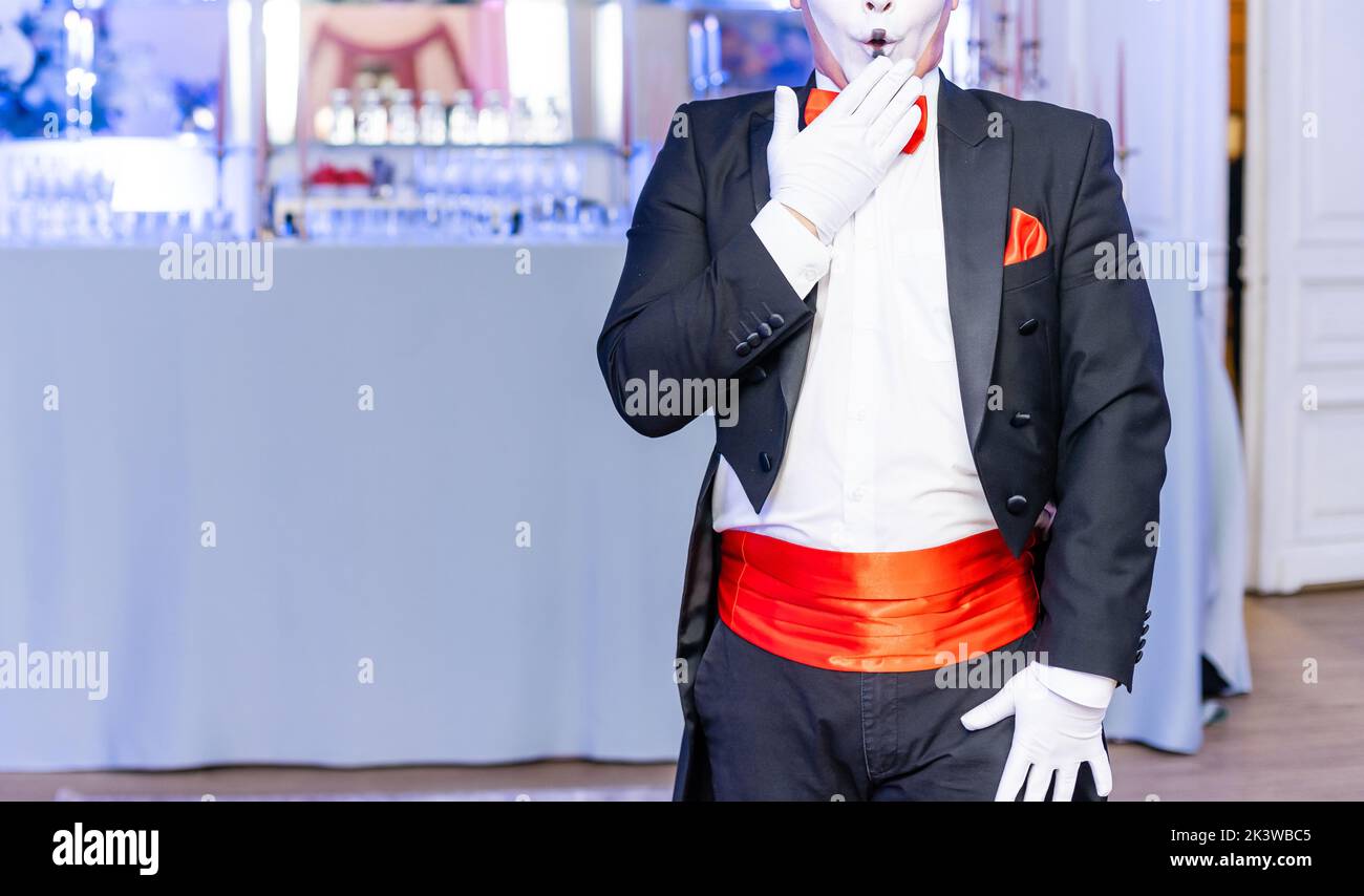 Méme méfait, lugubre et réfléchi, avec masque blanc Banque D'Images