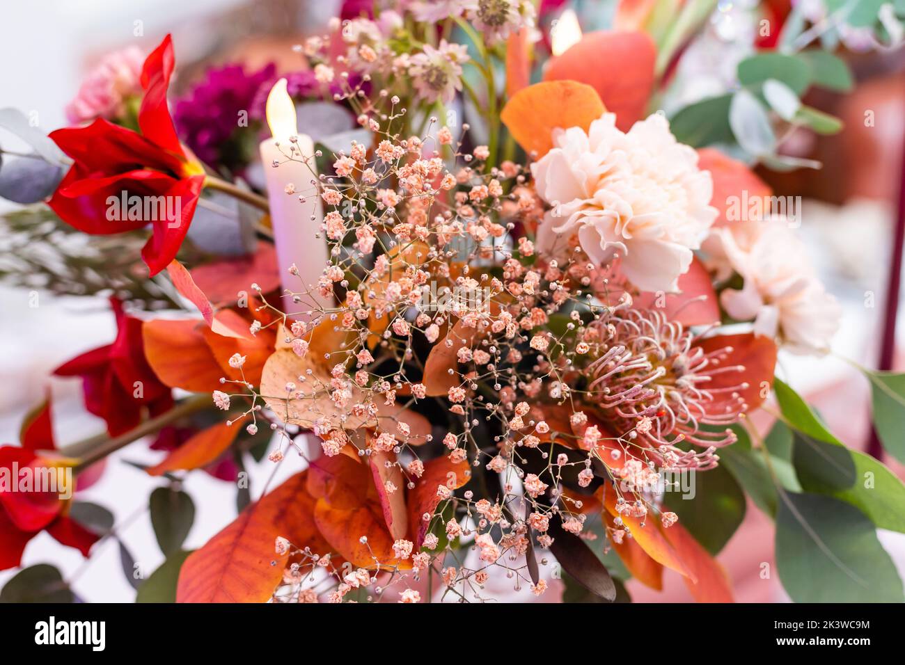 bouquet d'automne rouge sur la table de fête Banque D'Images