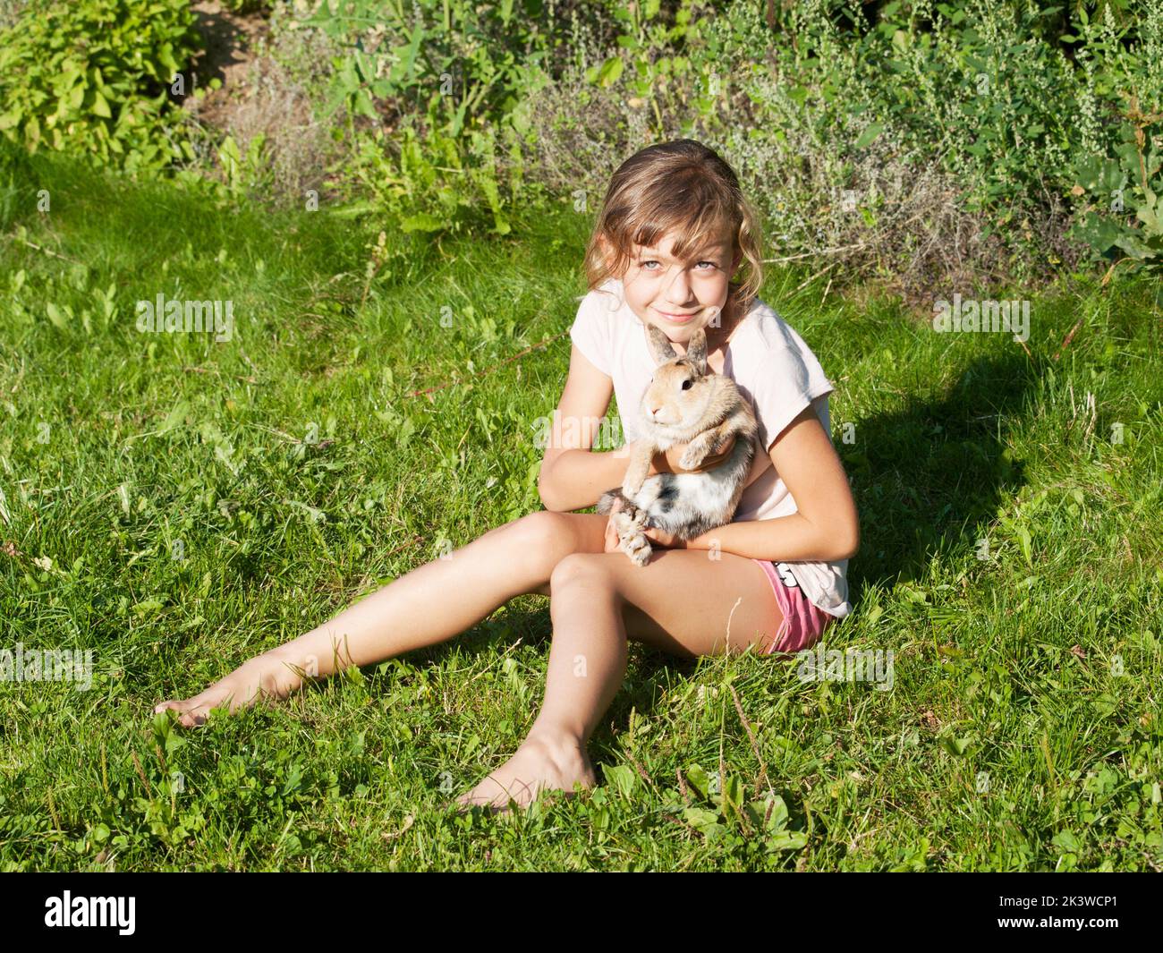 Fille jouant avec animaux lapin Banque D'Images