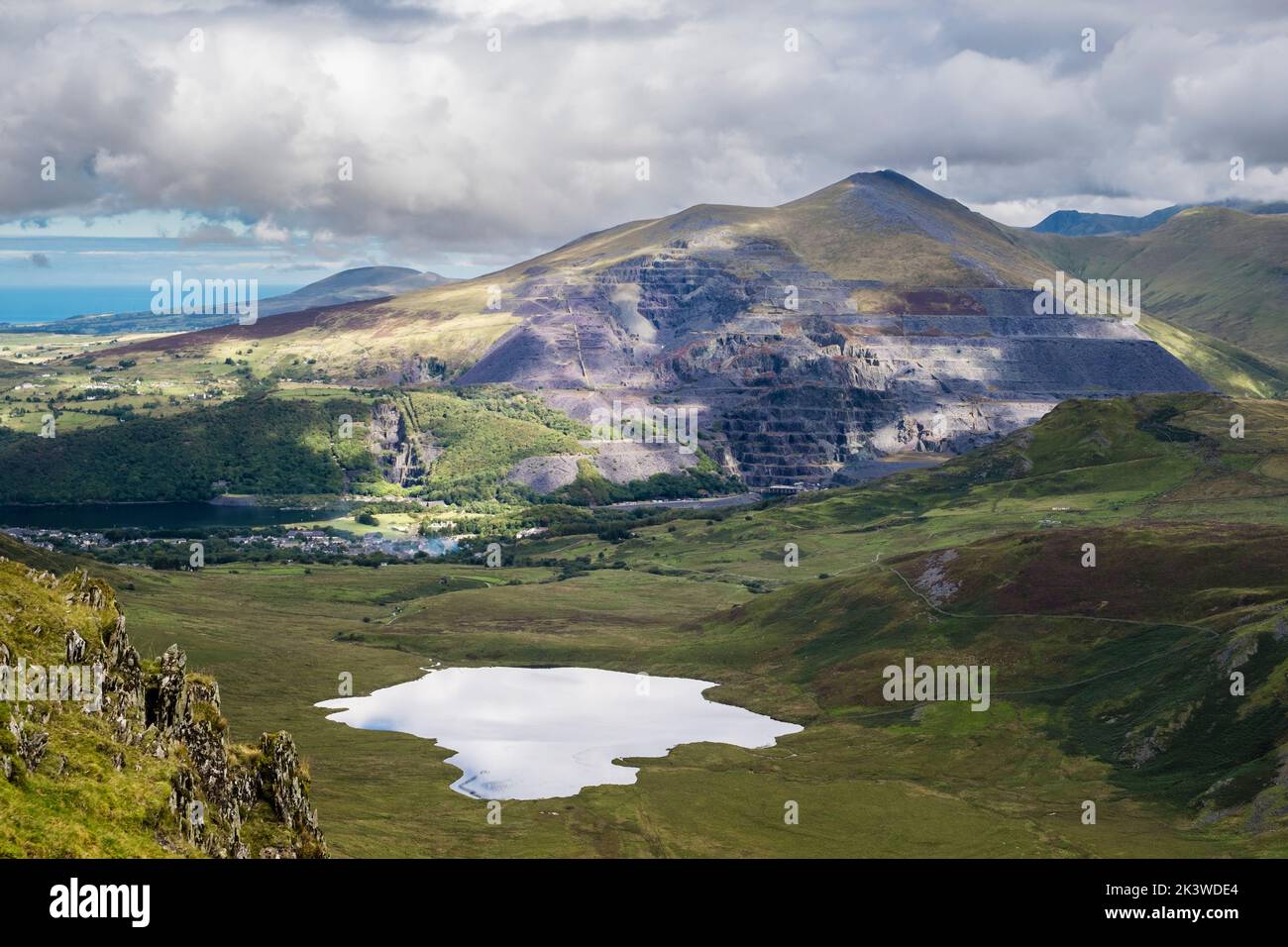 Lac Llyn Dwythwch dans le MCG Dwythwch avec carrière d'ardoise Dinorwig sur Elidir Fawr au-delà de la vallée dans le parc national de Snowdonia. Llanberis Gwynedd pays de Galles Royaume-Uni Banque D'Images