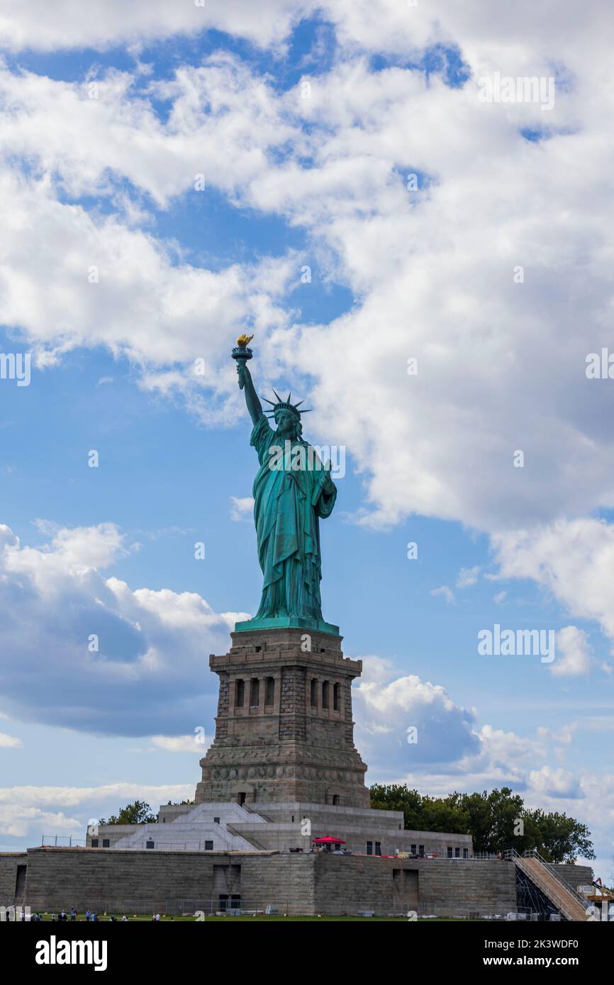 Vue rapprochée de la Statue de la liberté sur Liberty Island à New York, dans un ciel bleu avec des nuages blancs. Banque D'Images