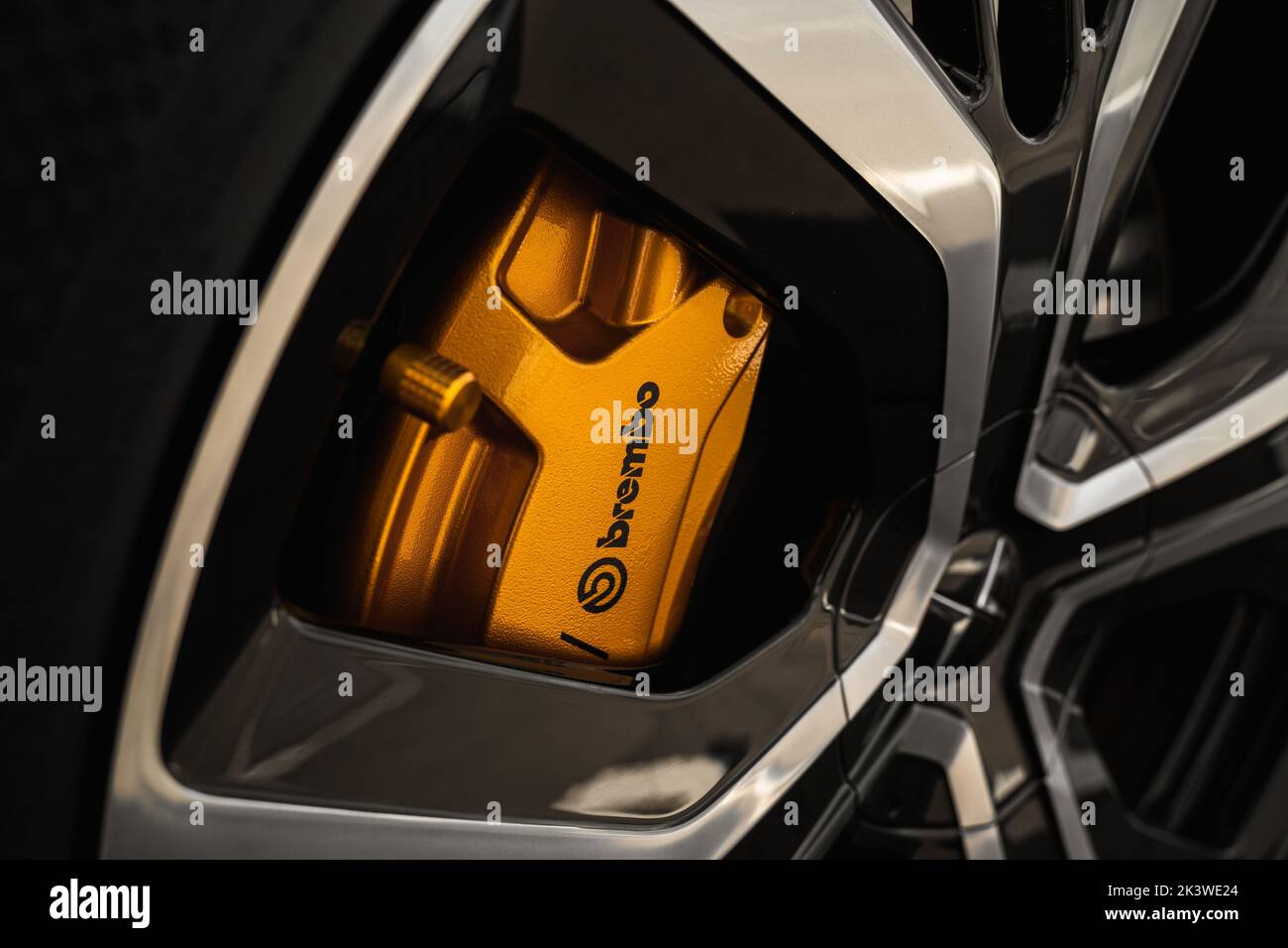 Gros plan sur les freins dorés Brembo sur un pack performance Polestar 2 Banque D'Images