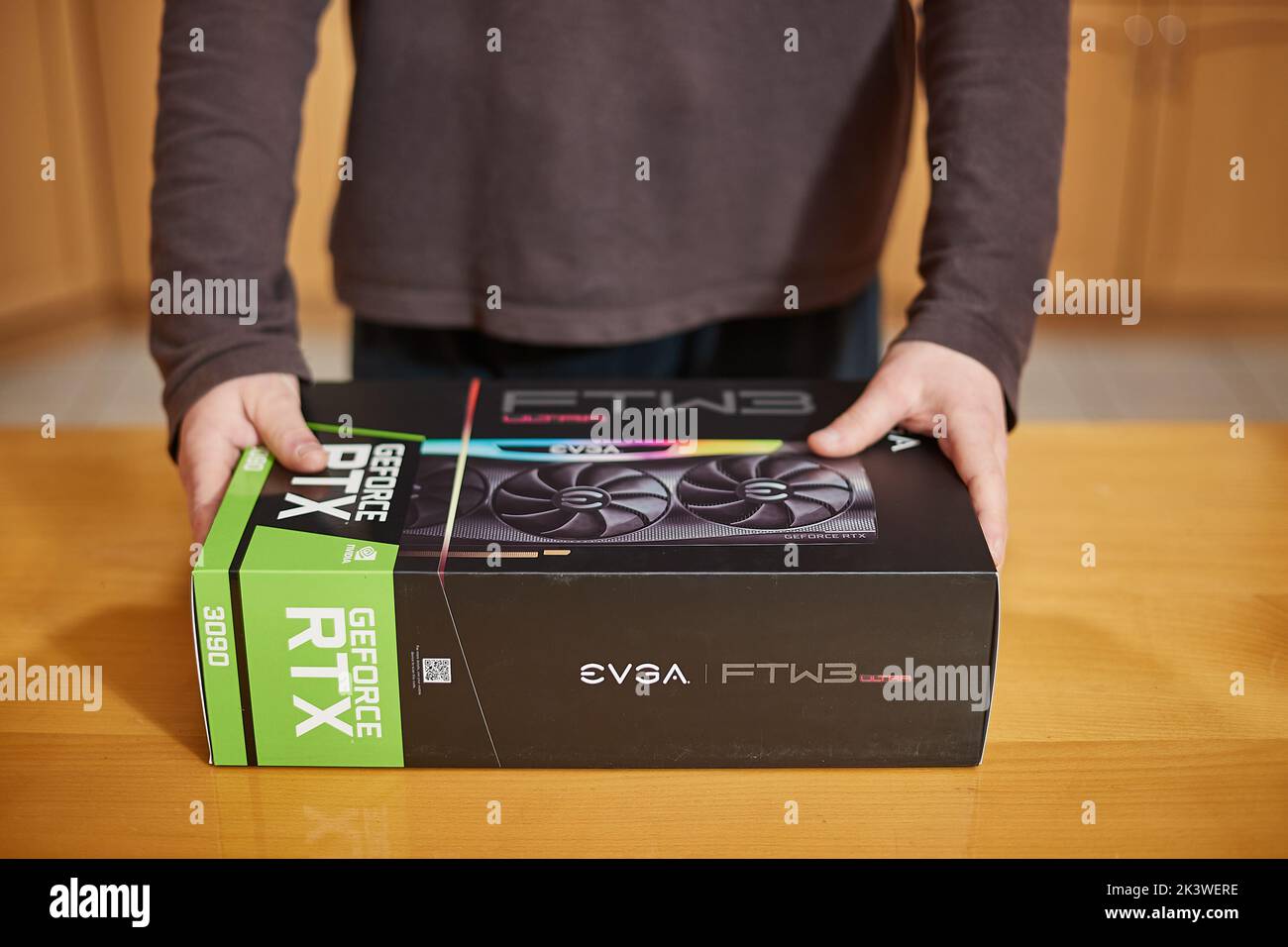 Acheter EVGA GeForce RTX 3090 Nvidia GPU dans une boutique Banque D'Images