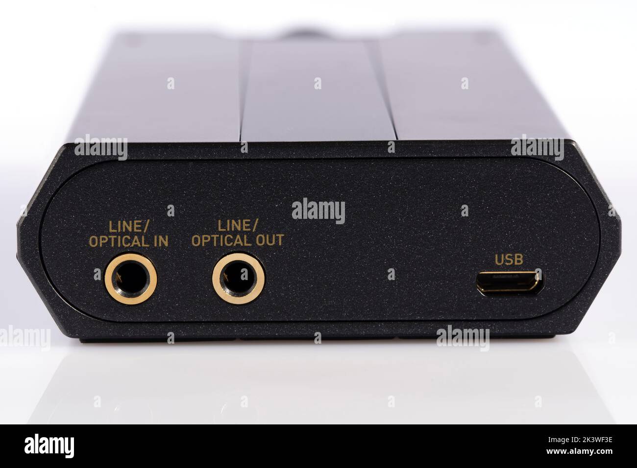 Détail de l'entrée et de la sortie optiques et du port USB d'une carte son externe et DAC isolés sur fond blanc Banque D'Images