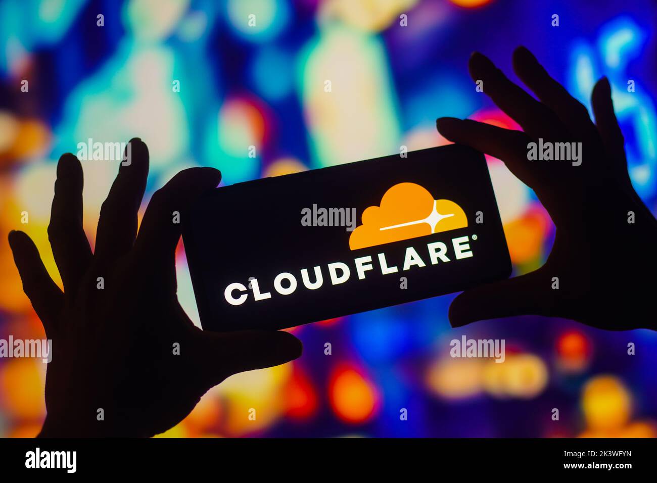 Dans cette illustration, le logo Cloudflare, Inc. Est affiché sur un smartphone. Banque D'Images