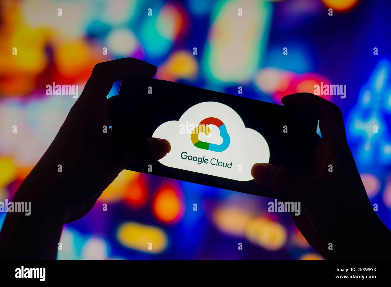 Dans cette illustration, le logo de la plateforme Google Cloud apparaît sur un smartphone Banque D'Images